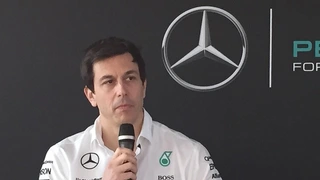 Mercedes-Teamchef Toto Wolf erklärt den Sinn der Zusammenarbeit mit Qualcomm - mehr Wireless-Daten bedeuten Wettbewerbsvorteil.