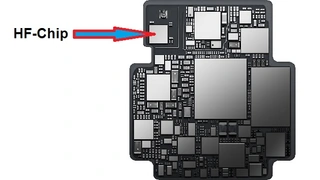 Der HF-Chip sitzt unterhalb des Antennenausgangs.