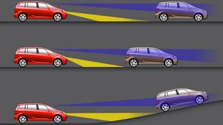 AFL+ denkt mit: Erkennt die im Innenrückspiegel untergebrachte Kamera die Lichter eines vorausfahrenden Fahrzeugs, reguliert das System automatisch die Leuchtweite der Scheinwerfer, um den Vordermann nicht zu blenden.