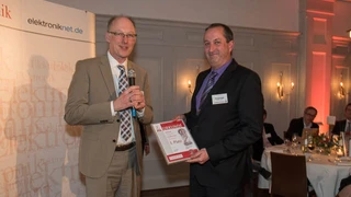 Kurt Buchberger, Lippert Adlink, nimmt die Urkunde für den 3. Platz von Elektronik-Redakteur Joachim Kroll entgegen.