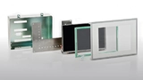 Bild 1: Aufbau eines Panelgehäuses aus Aluminium für resistive Touchscreens (von links nach rechts: Abdeckung, projektspezifische Halteplatte, Display, Touchscreen sowie Frontplatte mit montierter Frontfolie) 