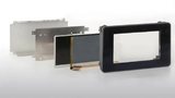 Bild 2: Aufbau eines Kunststoffgehäuses für kapazitive Multi-Touch-Displays (von links nach rechts: Abdeckung, projektspezifische Halteplatte, Display, Touchscreen sowie Gehäuse¬grundkörper mit montierter Mineralglasfront) 