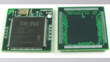 Bild 2: Ober- und Unterseite des Gehäusewandlers, mit dem ein CPLD angepasst wurde, damit man um ein Redesign des Motherboards herumkam 