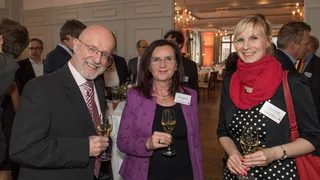 Empfang der Gäste (v.l.n.r.): Bernhard Brüne und Elvira Winzenried von Tedatex mit Stefanie Eckardt (Elektronik automotive).