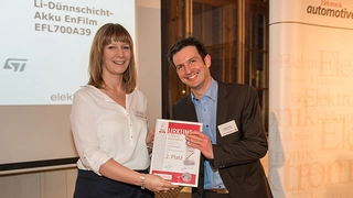 Die Urkunde für den zweiten Platz übergab Elektronik-Redakteurin Andrea Gillhuber an Romain Ricci von STMicroelectronics für den Dünnschicht-Feststoff-Akku EnFilm.
