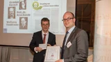 Christian Hanisch vom Institut für Partikeltechnik (iPAT) der TU Braunschweig, Battery Lab Factory Braunschweig (BLB) nahm stellvertretend für das Autorentrio die Auszeichnung entgegen.