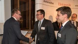Dr. Ingo Kuss zeichnet für die Elektronik automotive das Autorenduo Dr. Markus Ernst und Markus Heuermann von Leoni Bordnetz Systeme aus.