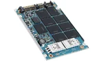 Solid State Drive im 2,5-Zoll-Format. Im Vordergrund unten auf dem Board befinden sich zwei Super-Caps, die im Falle eines Stromausfalls sicherstellen, dass ein Schreibvorgang noch zu Ende geführt werden kann
