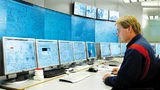 Der Mensch bleibt im Internet of Things, Services and People unerlässlich als Planer und Entscheider mit einem detaillierteren und umfassenderen Überblick über komplexe Fertigungsprozesse als je zuvor.
