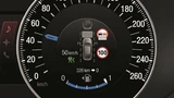 Der intelligente Geschwindigkeitsbegrenzer im Ford S-Max passt das Tempo auch aufgrund von Information der Verkehrsschilderkennung und des Navigationssystems an.