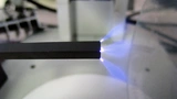 Bild 3. Kaltes Atmosphärendruck-Plasma wird an den Ecken der Ausgangsseite von CeraPlas direkt in Luft gezündet, indem eine Sinusspannung von 12 bis 24 Vpp bei 50 kHz an das Bauelement angelegt wird.