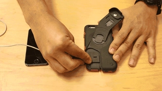 Dazu schließt man das »CrankCase« über den integrierten USB-Port an das Smartphone an...