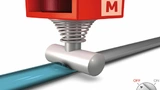 Bild 1: Über eine Schlauchquetschung lassen sich Flüssigkeiten wie Dialysat und Medikamente exakt dosieren. Die Herausforderung besteht darin, den Kraftaufwand des Elektromagneten auf den jeweiligen Härtegrad des Schlauchmaterials präzise auszurichte