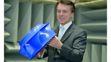 Bild 3. Ziehl-Abegg-Vorstandsvorsitzender Peter Fenkl präsentiert den neuen Radialventilator ZAvblue.