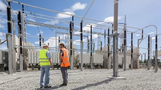 400-kV-AC-Freiluftanlage und Leistungstransformatoren einer Stromrichterstation der HGÜ-Verbindung zwischen Frankreich und Spanien