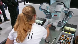Besonderes Aufsehen erregte ABB mit seinem zweiarmigen Leichtbau-Tischroboter »YuMi« (abgeleitet von »You and me«). Er wiegt 38 kg, wird auf einem Tisch montiert und kann gemeinsam mit Menschen, die am selben Tisch sitzen, Aufgaben wie etwa die Monta