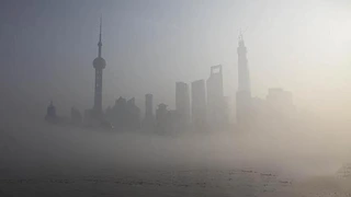 Chinesische Großstädte versinken immer mehr im Smog. Elektro- und Hybridfahrzeuge sollen dazu beitragen, die Luftqualität wieder zu verbessern.
