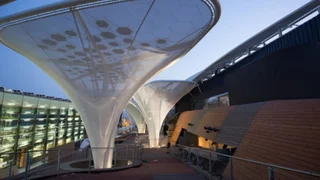 Die frei begehbare Außenfläche, die so genannte Landschaftsebene des Deutschen Pavillons, greift mit den verschiedenen Holztönen die Optik der typischen deutschen Feld- und Flurlandschaft auf. Von hier aus erstrecken sich auch die mit flexiblen, foli