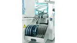 Bild 2. Die Stiftleisten werden automatengerecht in „Tape on Reel“ verpackt und in Standardgurtbreite geliefert. So lassen sie sich einfach in den THR-Prozess integrieren. 