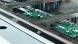 Bild 4. Die Leiterplatten-Anschlussklemmen erfüllen die Anforderungen an eine vollautomatische Leiterplatten-Oberflächenmontage per SMT-Lötverfahren (Reflow-Prozess). Sie lassen sich rationell in einem Fertigungsprozess mit der Baugruppe verarbeiten.
