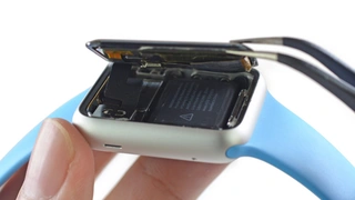 Die Abdeckung der Apple Watch Sport wird geöffnet