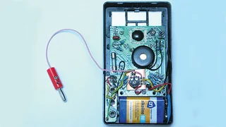Die praktische Umsetzung. Die abgegriffene Spannung wird dem Verstärker über zwei verdrillte Drähte (gelb/grün) zugeführt. Der Ausgang des Operationsverstärkers wird wiederum an einen Draht (pink) mit Bananenstecker herausgeführt und kann so dem Span