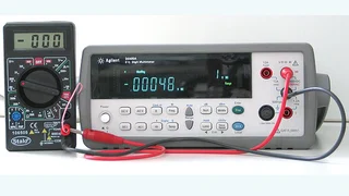 Nullpunktmessung. Das 5½-stellige Messgerät rechts zeigt einen Offsetfehler (nach Verstärkung) von -480 µA an. Er ist kleiner als der LSB-Schwellenwert des 3½-stelligen Multimeters links