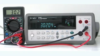 Strommessung mit dem hinzugefügten Messbereich. Nach erfolgter Kalibrierung kann das Multimeter Ströme bis 2000 mA präzise messen