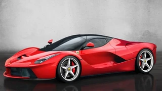 Mit beiden Rädern fest auf den Boden: Der LaFerrari ist mit dem aus dem Formel 1 stammenden Hybridsystem – dem so genannten HY-KERS ausgestattet.