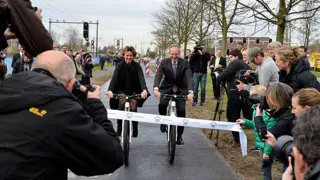 Bei der Eröffnung des Solar-Fahrradwegs war auch die Niederländische Politprominenz vor Ort.