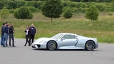 Hier lohnt sich das Warten: eine (Mit-)Fahrt mit dem Porsche 918 Spyder war mehr als begehrt.