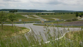 Auf dem 94 ha großen Gelände des Prüfzentrums befindet sich eine  Viel zahl unterschiedlicher Test strecken mit einer Gesamtfläche von  24 ha. 