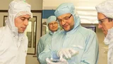 Im Reinraum des Fraunhofer IAF informieren sich Minister Dr. Nils Schmid und Prof. Reinhold R. Geilsdörfer, Präsident der DHBW, über Epitaxieverfahren für Radarsensorik.