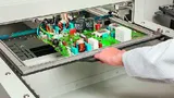 Bild 2. Die halbautomatische Selektivlötanlage Smartflow 2020 lässt sich relativ einfach in ein Produktionsumfeld mit Zellenfertigung integrieren.