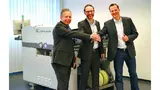 Bild 4. Die Zusammenarbeit beim Bestückautomaten „E by Siplace“ besiegelten per Handschlag Rudolf Niebling, Geschäftsführer SmartRep, Sven Buchholz, Leiter ASM E by Siplace Team, und Andreas Keller, Geschäftsführer SmartRep (v.l.n.r.). 