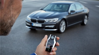 Das Hinein- und Herausfahren wird vom Fahrer mit dem ebenfalls neu entwickelten Display-Schlüssel aktiviert.