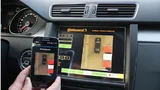 Einparken mit dem SmartPhone: Das Einparken in Längs- oder Quer-Parklücken erledigt das Auto vollautomatisch. Das SmartPhone dient lediglich der Überwachung.