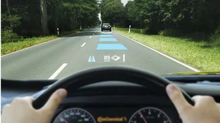 Beim Augmented-Reality-Display werden die Informationen dort in die Windschutzscheibe projiziert, wo die Verkehrsereignisse stattfinden.