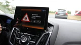 Gerade wenn Hindernisse von vorausfahrenden Fahrzeugen oder Gebäuden verdeckt werden, können V2X-Kommunikationssysteme den Fahrer warnen oder gleich Aktionen wie eine Notbremsung auslösen.