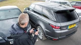 Das Fernlenksystem ist unter anderem für Situationen gedacht, wenn der Fahrer gar nicht erst in sein Auto einsteigen kann.
