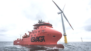 3 Serviceschiff von Siemens vor Offshore-Windkraftanlage