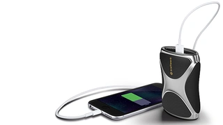 Das Kraftwerk für die Hosentasche: Mit der mobilen Brennstoffzelle lassen sich Smartphones, Tablets und andere mobile Endgeräte mit USB-Anschluss laden.