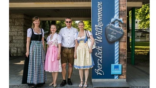 Willkommen zum WEKA Sommernachtsfest: Andrea Gillhuber (Redaktion Elektronik), Pamela Schröder (Redaktion Elektrobörse Smarthouse), Bernhard Reinisch (Mediaberatung Elektronik/Elektronik automotive) und Stefanie Eckardt (Redaktion Elektronik automoti