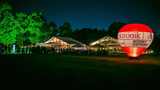 Die richtige Kulisse für das WEKA Sommernachtsfest 2015 bot die Alm an der Galopprennbahn Riem.