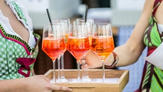 Ob sommerliche Longdrinks, kühler Wein oder ein gepflegtes (Weiß-)Bier: Bei derartiger alkoholischer Versuchung bleibt das Auto stehen. 