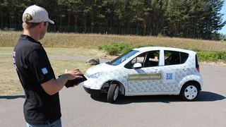Im „Smart Urban Vehicle“ testet ZF das Zusammenspiel von Elektroantrieb mit einer Lenkung mit 75 Grad Einschlag, die Fernsteuerung des Fahrzeugs mit Einparkassistent sowie die cloudbasierte Fahrerassistenzfunktion „PreVision Cloud Assist“.