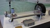 Verbundlenker-Hinterachse des „Smart Urban Vehicle“ mit zwei radnah verbauten Elektroantrieben und Leistungselektronik im Vordergrund.