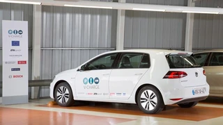 Valet-Parken ist die Zukunft. Das Projekt V-Charge geht einen Schritt weiter: Das E-Fahrzeug sucht sich selbst einen freien Parkplatz mit induktiver Ladeinfrastruktur.