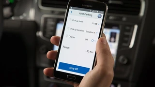 Wenn der Fahrer sein Auto wieder benötigt, ruft er über die V-Charge-App das Fahrzeug zum Startpunkt zurück.