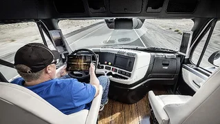 In der Kabine des Freightliner Inspiration Trucks unterstützt das Highway Pilot System den Fahrer.